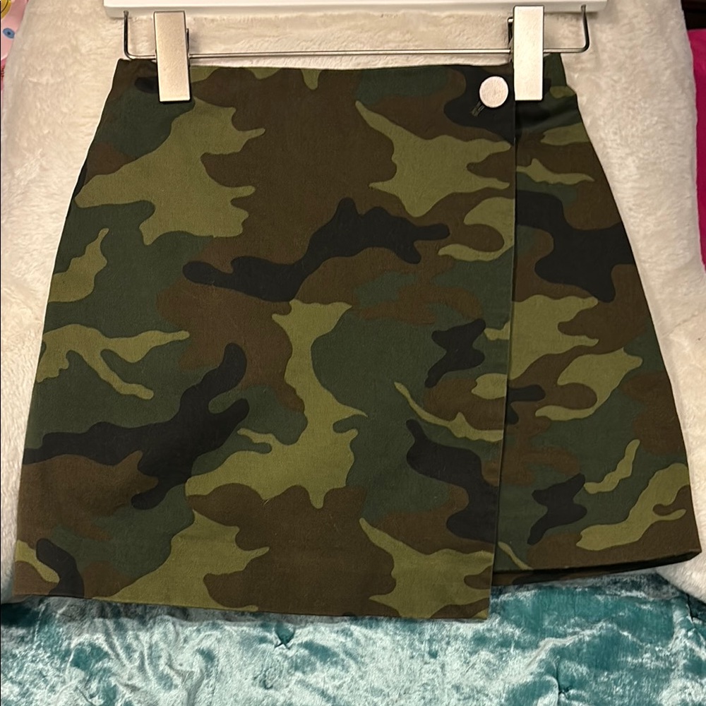 Alice + Olivia Camo Girl Mini Skirt - Picture 6 of 7